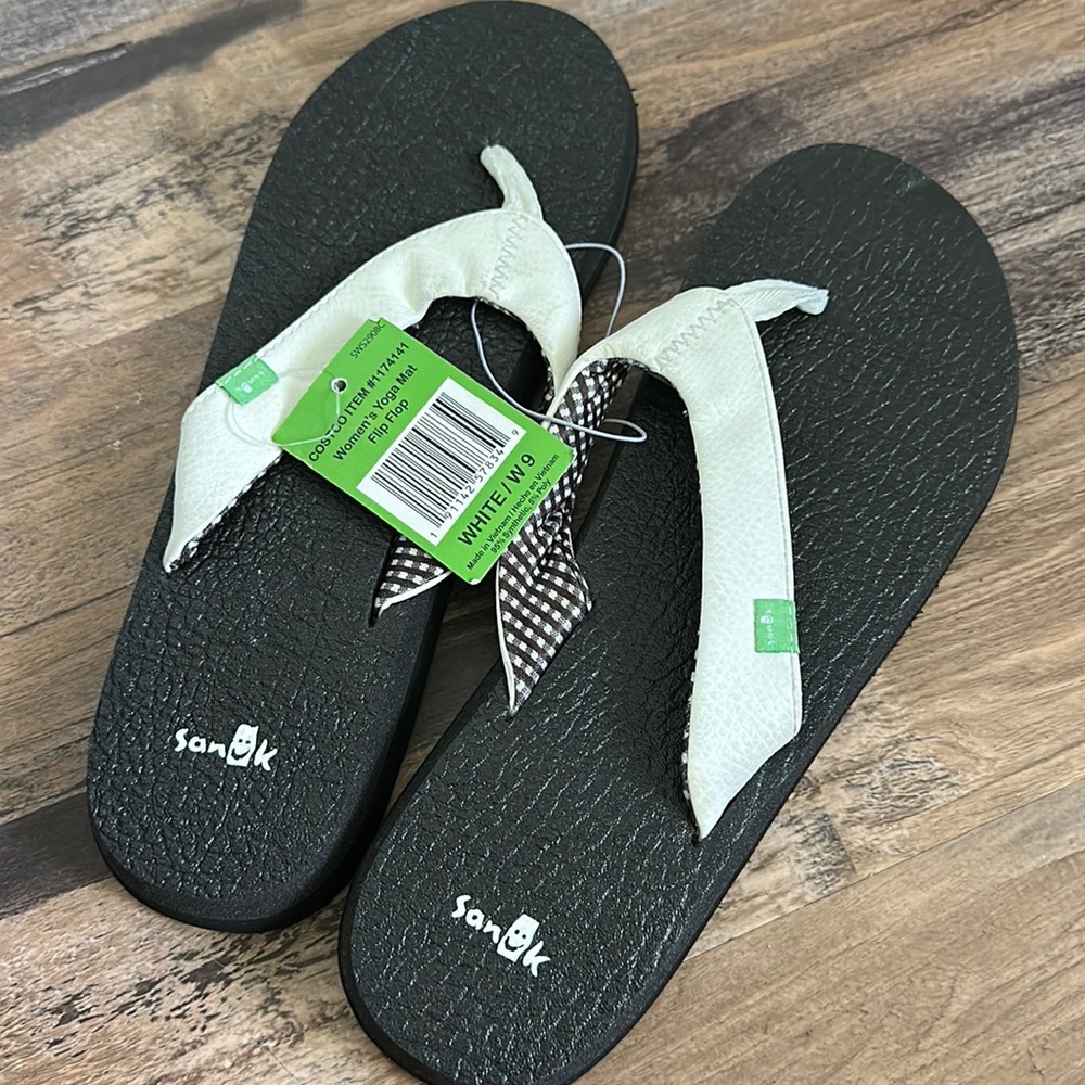 Sanuk flip flops. Never worn